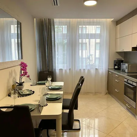 Leo Free Parking - President Palace