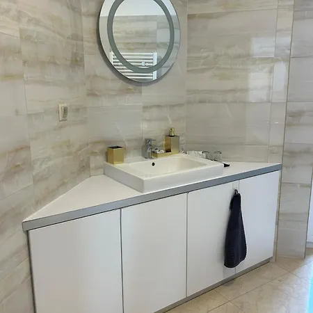 Leo Free Parking - President Palace