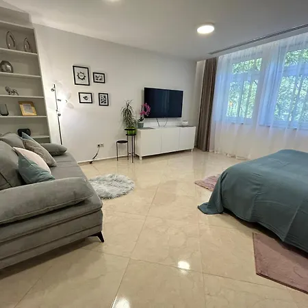 Leo Free Parking - President Palace * Bratysława