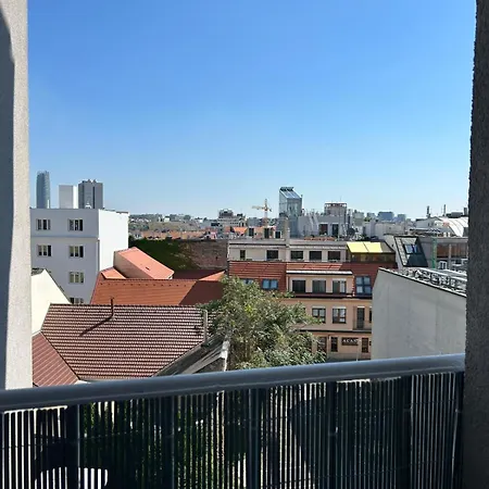 Leo Free Parking - President Palace