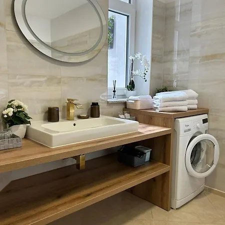 Leo Free Parking - President Palace *