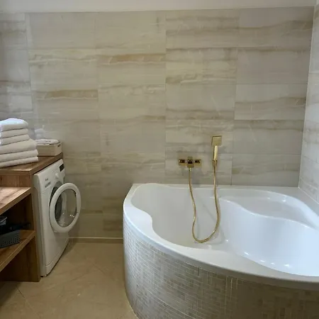 Leo Free Parking - President Palace