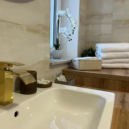 Leo Free Parking - President Palace