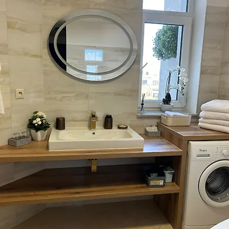 Leo Free Parking - President Palace * Bratislava